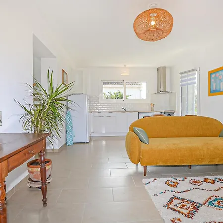 2 Bedroom Lovely In Aleria (Corsica)