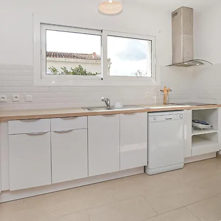 2 Bedroom Lovely In Aleria (Corsica)