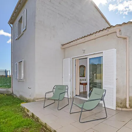 2 Bedroom Lovely In Holiday home