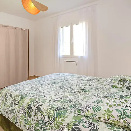 2 Bedroom Lovely In Aleria (Corsica)